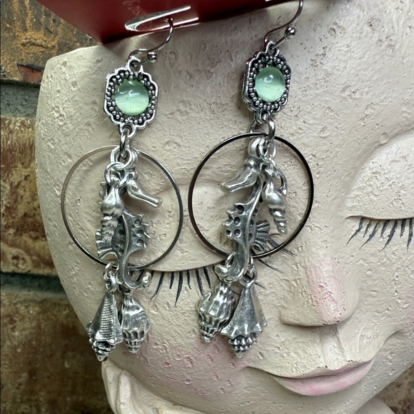Seahorse Silvertone shell  with Green accents Dangle Earrings - Picture 1 of 5